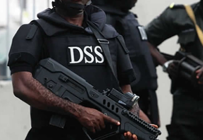 BREAKING: DSS storm EFCC Lagos office, blocks officers’ access