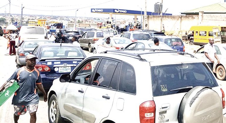 Fuel queues resurface in Ibadan as residents engage in panic buying